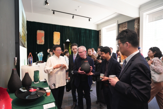 Dulong Weaving demonstration at the China Pavilion