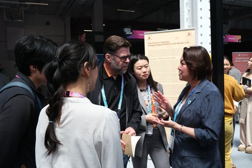Zhou Ning engages with international guests